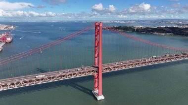 Lizbon 'da 25 Nisan Köprüsü. Ünlü Köprü 'de şehir merkezine doğru giden arabalar. Şehir Gökyüzü Bulutları Şehir Arkaplanı. Şehir merkezinde geniş bir altyapı var. Lizbon Portekiz.