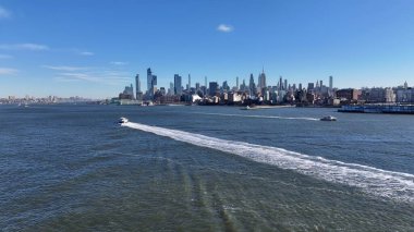 New York 'un merkezinde, Manhattan' da, New York 'ta. Yüksek binaları ve trafiği olan hareketli bir şehrin havadan görünüşü. İş Bulutları Gökyüzü Şehir Merkezi. Geniş İş Döndürme.