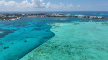 San Andres Skyline, San Andres Karayip Adası Kolombiya. Kristal berrak sularla sersemletici sahilin havadan görünüşü. Issız Manzara Cenneti Vibrant. Terkedilmiş Yaz Zamanı.