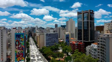 Sao Paulo Brezilya 'da yükseltilmiş yol. Gökdelen 'in havadan görünüşü ve şehir caddesinde yoğun trafik. Şehir Gökyüzü Arkaplanı Kentsel. Açık Arkaplan Panoramik Şehir. Sao Paulo Brezilya.
