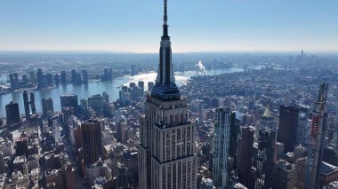 New York Skyline Manhattan 'da New York Birleşik Devletlerinde. Fütürist Gökdelen şehir merkezinin üzerinde yükseliyor. İş Bulutları Gökyüzü Şehir Merkezi. Panoramik Şehir. Manhattan New York.