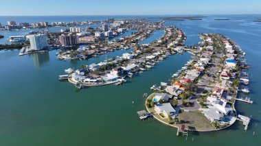 Clearwater Skyline, Clearwater Florida Birleşik Devletleri. Turkuaz Okyanus Dalgaları Tropik Sahile Yavaşça Çarpıyor. Ada Hayatı Manzarası Huzurlu Güzel. Huzurlu. Clearwater Florida.