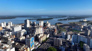 Porto Alegre Skyline In Porto Alegre Rio Grande Do Sul Brazil. Şehir merkezinin modern binalarla dolup taşması. İş Bulutları Gökyüzü Şehir Merkezi. Arkaplan Panoramik Şehir.