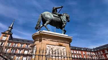 İspanya, Madrid Belediye Başkanı Meydanı. Yemyeşil parkın ve etrafındaki binaların havadan görünüşü. Şehir Gökyüzü Arkaplanı Kentsel. Açık Arkaplan Panoramik Şehir. Madrid İspanya.