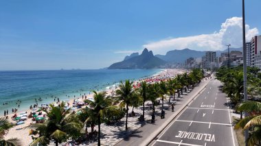 Rio de Janeiro Brezilya 'daki Ipanema Plajı. Yaz tatilinde harika bir sahil manzarası olan kuş bakışı. Kıyı Bulutları Gökyüzü Sahil Denizi. Deniz kenarındaki panoramik. Rio de Janeiro Brezilya.