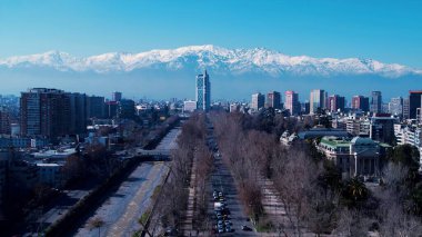 Santiago Skyline Şili 'de. Şehir merkezinin modern binalarla dolup taşması. Metropolitan Peyzaj Ticari Binası Çarpıcı. Metropolitan Atılgan Kasabası. Santiago Şili.