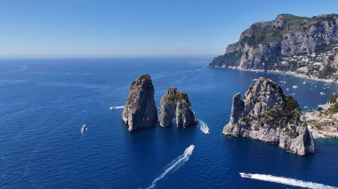 İtalya Capri Napoli 'deki Faraglioni Adası. Büyüleyici Tropikal Sahne Sahnesi Yukarıdan Görünüyor. Horizon Sahili Denizi kıyısında. Açık Sahil Panoramik. Capri Napoli.
