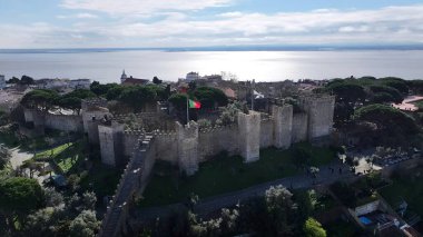Lizbon 'daki Sao Jorge Kalesi. Şehrin ünlü bölgesindeki ortaçağ binasının kuş bakışı görüntüsü. Altyapı Skyline Gökdelenleri çarpıcı. Altyapı Mimarlık Şirketi.