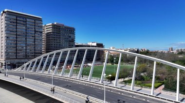 Valencia Valence Community İspanya 'daki sergi köprüsü. Tarihi Caddeleri birbirine bağlayan ikonik köprü yapısı. Şehir Gökyüzü Arkaplanı Kentsel. Şehir merkezinin yukarısında. Valencia Valence Topluluğu.