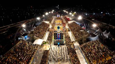 Sao Paulo Brezilya 'da karnaval gezisi. Sambadrome 'un ünlü karnaval manzarası yukarıdan görünüyor. Şehir merkezindeki Gökyüzü İnşaatı. Gece Açık Hava Panoramik. Sao Paulo Brezilya.
