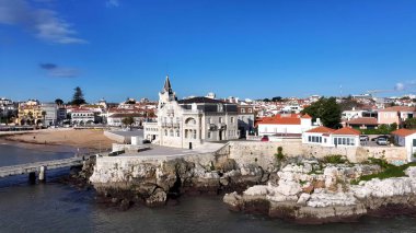Lizbon 'un Cascais bölgesindeki Seixas Sarayı. Kuşlar, sokaklar ve binalarla çarpıcı şehir manzarasına bakıyor. Terk edilmiş Skyline Sezon Arzusu. Sezon Rıhtım Kıyısı.