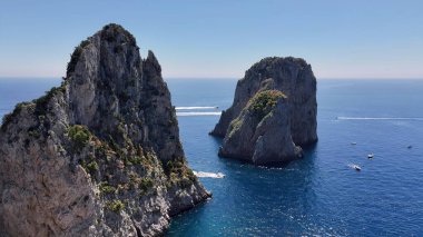 Napoli, Campania İtalya 'dan Faraglioni. Turkuaz Okyanus Dalgaları Tropik Sahile Yavaşça Çarpıyor. Sahil Gökyüzü Sahil Kıyısı Yaz Zamanı. Seaside Beach Panoramik. Napoli Campania.