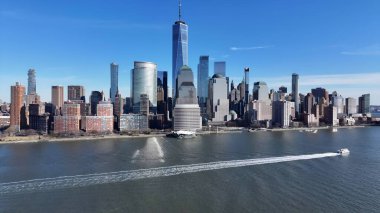 New York 'un merkezinde, Manhattan' da, New York 'ta. İnanılmaz Skysraper 'lar ve caddedeki trafik yukarıdan izleniyor. Metropolitan Skyline Binaları Güzel. Bina Mimarlığı Şirketi.