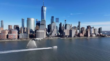 New York Skyline Manhattan 'da New York Birleşik Devletlerinde. Yukarıdan canlı bir şehrin telaş ve koşuşturmasını yakalamak. Şehir merkezindeki iş dünyası. Şehir merkezinin dışı Geniş Panning.