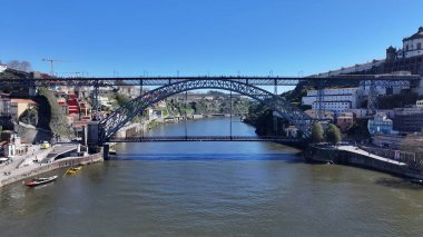 Porto Portekiz 'deki I. Luis Köprüsü. Şehirdeki Şehir Tren İstasyonu 'nun Ulaşım Merkezi. Terk edilmiş Skyline Sezon Arzusu. Liman Kıyısı Mevsimi. Porto Portekiz.