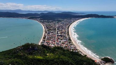 Bombinhas Santa Catarina Brezilya 'daki Bombinhas Plajı. Yaz tatilinde harika bir sahil manzarası olan kuş bakışı. Sahil Bulutları Yaz mevsimi. Sahil Panorama. Bombinhas Santa Catarina.