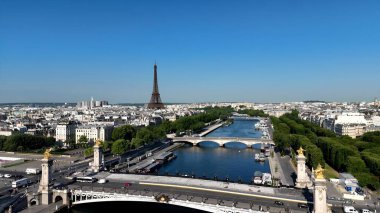 Alexandre II Fransa 'nın Paris Köprüsü. Landmark Köprüsü 'nün Hava Görüntüsü Karmaşık Tasarımı Gösteriyor. İş Bulutları Gökyüzü Şehir Merkezi. Özgeçmişleri meşhurdur. Fransa ile Paris.