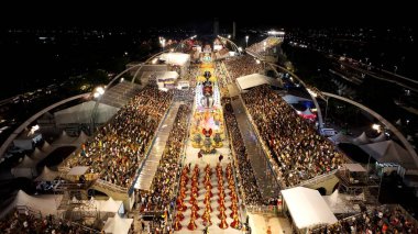 Sao Paulo Brezilya 'da Gece Karnavalı. Sambadrome 'un ünlü karnaval manzarası yukarıdan görünüyor. İnşaat Alanı Yükseliş Binası Canlı. İnşaat Yüksek Binası.