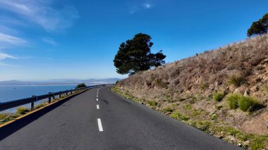Cape Town 'daki sahil yolu Güney Afrika Burnu. Highway Road 'un göz kamaştırıcı manzarası yukarıdan görünüyor. Sahil Gökyüzü Sahil Kıyısı Yaz Zamanı. Seaside Beach Panoramik. Cape Town Batı Burnu.