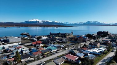 Şili 'nin Puerto Natales Magallanes bölgesindeki sahil şehri. İnanılmaz Skysraper 'lar ve caddedeki trafik yukarıdan izleniyor. Patagonya Buzulu 'na doğru. Açık havada Yüksek Açılı Kar Görünümü.