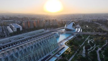 Valencia İspanya 'daki Sunset Sanat Sarayı. Highrise Binası şehir merkezinin siluetine hükmediyor. Şehir merkezindeki Gökyüzü Arkaplan Aydınlatma Merkezi Geniş Panning. Valencia İspanya.