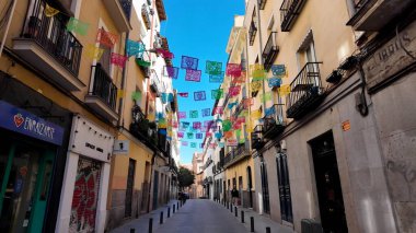 Madrid 'deki Madrid Skyline. Highway Road 'un göz kamaştırıcı manzarası yukarıdan görünüyor. İş Bulutları Gökyüzü Şehir Merkezi. İş dünyası geniş çaplı. Madrid İspanya.