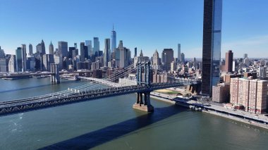 Manhattan 'daki Manhattan Köprüsü New York Birleşik Devletleri. Köprü, şehrin karşısındaki trafik akışının görüntüsünü veriyor. Şehir Gökyüzü Arkaplanı Kentsel. Açık Arkaplan Panoramik Şehir. Manhattan New York.