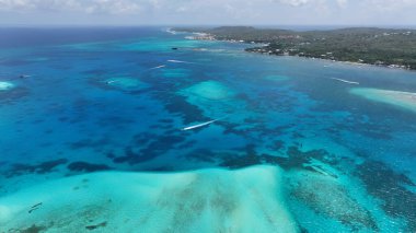 San Andres Providencia 'daki Caribbean Skyline Santa Catalina Kolombiya' da. Bereketli bir tropikal sahil manzarasının nefes kesici görüntüsü. Sahil Bulutları Yaz mevsimi. Sahil Kapısı Kapsama Alanı Geniş.