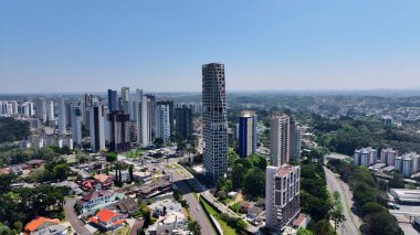 Curitiba Parana Brezilya 'daki Geleceğin Binası. Modern Cam Gökdelen, Hareketli Şehrin Üzerinde Yükseliyor. Metropolitan Skyline Binaları Güzel. Bina Mimarlık Şirketi. Curitiba Parana.