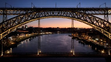 Porto Portekiz 'deki I. Luis Köprüsü. Köprü, şehrin karşısındaki trafik akışının görüntüsünü veriyor. Günbatımı Gökyüzü Arkaplanı Şehir Merkezi. Şehir merkezinin yukarısında Sunset Exterior. Porto Portekiz.