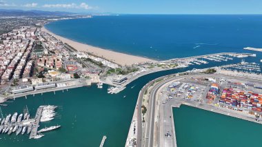 Valencia İspanya 'daki Las Arenas Plajı. Turkuaz Okyanus Dalgaları Tropik Sahile Yavaşça Çarpıyor. Sahil Gökyüzü Sahil Kıyısı Yaz Zamanı. Sahil Sahil Sahili Panoramik. Valencia İspanya.