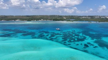 San Andres Karayip Adası Kolombiya 'da Blue Bay Water. Karayipler 'in nefes kesici manzarası. Ada Hayatı Manzarası Huzurlu Güzel. Huzurlu. San Andres Karayip Adası.