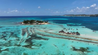 San Andres Karayip Adası Kolombiya 'da Blue Bay Water. Turkuaz Su Karayiplerdeki Tropikal Plajı Okşar. Sahil Gökyüzü Sahil Kıyısı Yaz Zamanı. Seaside Beach Panoramik. San Andres Karayip Adası.