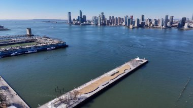 New York 'un merkezinde, Manhattan' da, New York 'ta. Kuşlar, sokaklar ve binalarla çarpıcı şehir manzarasına bakıyor. Altyapı Skyline Gökdelenleri Şaşırtıcı.