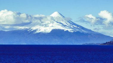 Puerto Varas Los Lagos Şili 'deki Osorno Volkanı. Yanardağ doğanın saf gücünü ve güzelliğini gösteriyor. Güney Kutbu Patagonya Gölü Peyzaj Araştırması. Güney Kutbu Ormanı Ağaçları. Puerto Varas Los Lagos.