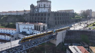 Portekiz 'de Dom Luis Köprüsü. Trafik, modern bir kablolu yayın konsolu köprüsünün karşısına geçiyor. Metropolitan Skyline Binaları Güzel. Bina Mimarlık Şirketi. Porto Portekiz.