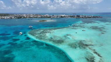 San Andres Skyline San Andres Providencia Y Santa Catalina Kolombiya 'da. Yaz tatilinde harika bir sahil manzarası olan kuş bakışı. Shore Sky Clouds Plaj Denizi. Uluslararası Plaj Panoraması.
