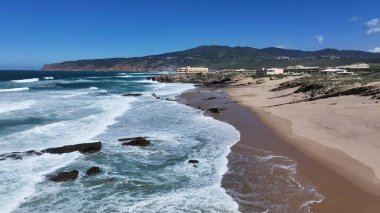 Lizbon 'un Cascais bölgesindeki Cascais Skyline. Turkuaz Okyanus Dalgaları Tropik Sahile Yavaşça Çarpıyor. Sahil Gökyüzü Sahil Kıyısı Yaz Zamanı. Deniz kenarındaki panoramik. Lizbon 'un Cascais Bölgesi.
