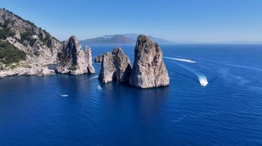 İtalya Capri Napoli 'deki Faraglioni Adası. Yaz tatilinde harika bir sahil manzarası olan kuş bakışı. Sahil Gökyüzü Sahil Kıyısı Yaz Zamanı. Sahil Sahil Sahili Panoramik. Capri Napoli.
