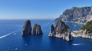 İtalya Capri Napoli 'deki Faraglioni Adası. Yaz tatilinde harika bir sahil manzarası olan kuş bakışı. Horizon Sahili Denizi kıyısında. Açık Sahil Panoramik. Capri Napoli.