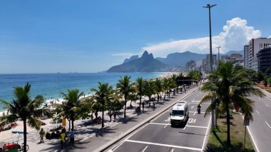 Rio de Janeiro Brezilya 'daki Ipanema Plajı. Kristal berrak sularla sersemletici sahilin havadan görünüşü. Sahil Gökyüzü Sahil Kıyısı Yaz Zamanı. Deniz kenarındaki panoramik. Rio de Janeiro Brezilya.