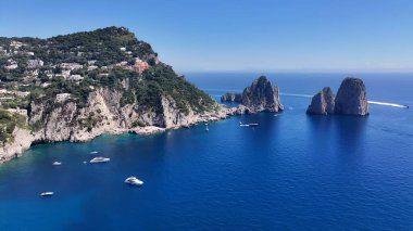 Napoli Campania İtalya 'da Capri Skyline. Büyüleyici Tropikal Sahne Sahnesi Yukarıdan Görünüyor. Cennet Adası Manzarası Minnettar Güzel. Yaz zamanı Grateful Coast. Napoli Campania.