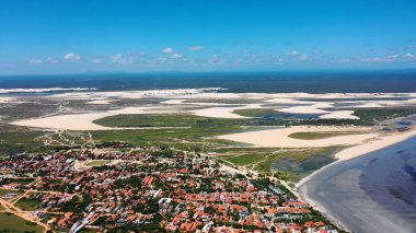 Jericoacoara Ceara Brezilya 'da destansı bir plaj. Güneşli bir günde temiz enerji üreten rüzgar türbini. Sahil Gökyüzü Sahil Kıyısı Yaz Zamanı. Seaside Beach Panoramik. Jericoacoara Ceara.