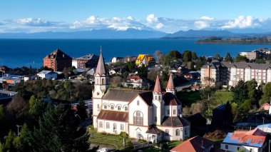 Puerto Varas Los Lagos Şili 'deki ünlü kilise. Iconic Snow 'un nefes kesici volkan manzarası. Şehir merkezindeki iş dünyası. Şehir merkezinin dışında Panning Wide 'da. Puerto Varas Los Lagos.