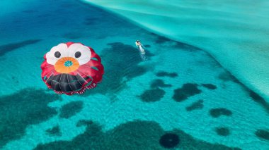 San Andres Providencia 'daki Parasail Santa Catalina Kolombiya' da. Mavi Okyanus 'un Üzerinde Parasailing Sahnesi' nin Kuş Gözü Manzarası. Sahil Bulutları Yaz mevsimi. Sahil Panoraması.