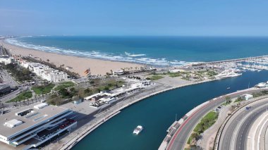 Valencia Valence Community İspanya 'da Valencia Skyline. Şehir Skyline Modern ve Geleneksel Mimariyi Gösteriyor. Sahil Gökyüzü Sahil Kıyısı Yaz Zamanı. Sahil Sahil Sahili Panoramik.
