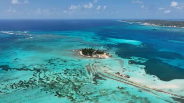 San Andres Adası, Karayip Adası Kolombiya. Karayipler 'in nefes kesici manzarası. Terk edilmiş Skyline Sezon Arzusu. Liman Kıyısı Mevsimi. San Andres Karayip Adası.