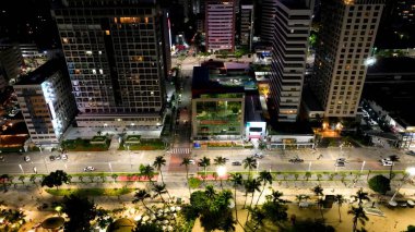Fortaleza Ceara Brezilya 'da trafik bulvarı. Turkuaz Okyanus Dalgaları Tropik Sahile Yavaşça Çarpıyor. Gece Manzarası Idyllic Güzellik Arkaplanı. Cennet Sahil Kıyısı Idyllic Turkuaz Sahili.