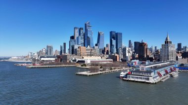 New York 'un merkezinde, Manhattan' da, New York 'ta. Yukarıdan canlı bir şehrin telaş ve koşuşturmasını yakalamak. Metropolitan Skyline Binaları Güzel. Bina Mimarlığı Şirketi.
