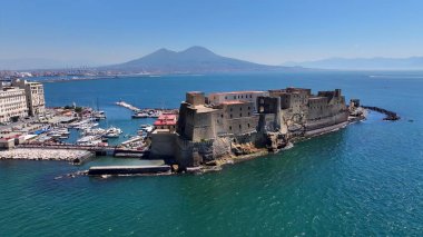 Napoli Campania İtalya 'daki Dell Ovo Kalesi. Şehir merkezindeki Landmark Ortaçağ binasının havadan görünüşü. Shore Clouds Plaj Denizi. Shore Panning Wide 'da. Napoli Campania.